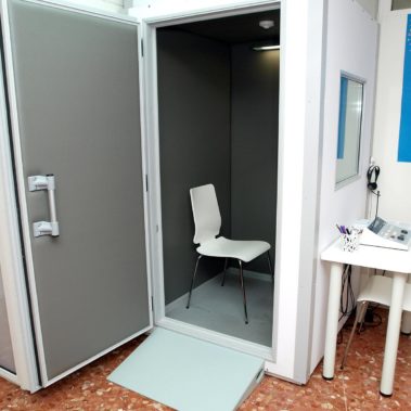 Rampa de acceso a la cabina de audiometrías