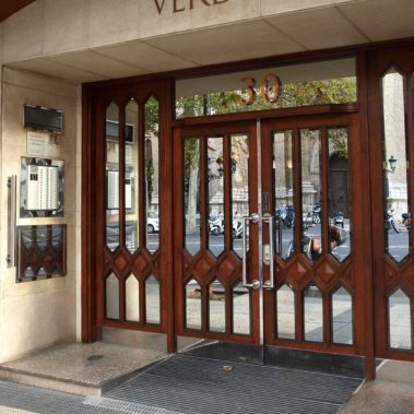 Rampa de acceso en la puerta de la calle