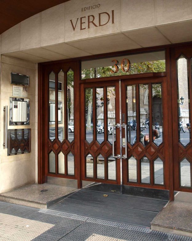 Rampa de acceso en la puerta de la calle